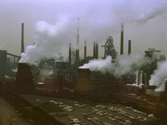 Stahlwerk Thyssen-Krupp im Rauch1989 DEU, Deutschland, Duisburg: Diese für das Ruhrgebiet prägende Industriekulisse in Duisburg , hier am 24.1.1989 vom Thyssen-Krupp-Hochhaus fotografiert, hat nicht nur einen gewissen optischen Reiz sondern dokumentiert ebenfalls ein Umweltproblem für seine Nachbarn im Revier. DEU, Germany, Duisburg: This industrial scenery in Duisburg, here photographed on January 24, 1989 from the Thyssen-Krupp high-rise, has not only a certain optical charm but also documents an environmental problem for its neighbors in the Ruhr area. NRW *** Steel mill Thyssen Krupp in smoke1989 DEU, Germany, Duisburg This industrial scenery in Duisburg, here photographed on January 24, 1989 from the Thyssen Krupp high rise, has no