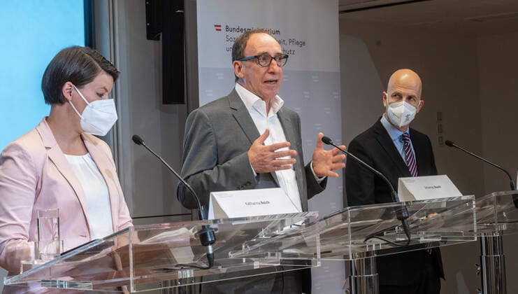 20220726 Pressekonferenz mit Gesundheitsminister und Arbeitsminister zum Thema Coronavirus WIEN, OESTERREICH - 26. JULI: Generaldirektorin fuer die oeffentliche Gesundheit Katharina Reich, Sozialminister Johannes Rauch (Gruene) und Minister fuer Digitalisierung und Wirtschaftsstandort Martin Kocher (parteifrei) bei einer Pressekonferenz zum Thema Coronavirus. Thematiken: Risikogruppen durch Impfen und Medikamente, Entscheidung Absonderung oder Verkehrsbeschraenkung, Praesentation Variantenmanagementplan und Schutz von Risikogruppen am Arbeitsplatz - im Sozialministerium am 26. Juli 2022 in Wien, Oesterreich. 220726_SEPA_32_016 Copyright: xMartinxJuenx SEPAxMedia