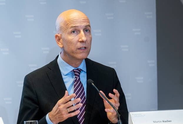 20220726 Pressekonferenz mit Gesundheitsminister und Arbeitsminister zum Thema Coronavirus WIEN, OESTERREICH - 26. JULI: Minister fuer Digitalisierung und Wirtschaftsstandort Martin Kocher (parteifrei) bei einer Pressekonferenz zum Thema Coronavirus. Thematiken: Risikogruppen durch Impfen und Medikamente, Entscheidung Absonderung oder Verkehrsbeschraenkung, Praesentation Variantenmanagementplan und Schutz von Risikogruppen am Arbeitsplatz - im Sozialministerium am 26. Juli 2022 in Wien, Oesterreich. 220726_SEPA_32_018 Copyright: xMartinxJuenx SEPAxMedia