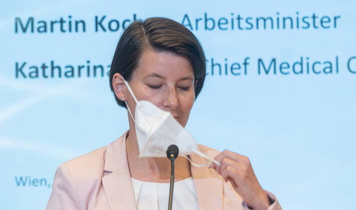 20220726 Pressekonferenz mit Gesundheitsminister und Arbeitsminister zum Thema Coronavirus WIEN, OESTERREICH - 26. JULI: Generaldirektorin für die oeffentliche Gesundheit Katharina Reich bei einer Pressekonferenz zum Thema Coronavirus. Thematiken: Risikogruppen durch Impfen und Medikamente, Entscheidung Absonderung oder Verkehrsbeschraenkung, Praesentation Variantenmanagementplan und Schutz von Risikogruppen am Arbeitsplatz - im Sozialministerium am 26. Juli 2022 in Wien, Oesterreich. 220726_SEPA_32_020 Copyright: xMartinxJuenx SEPAxMedia
