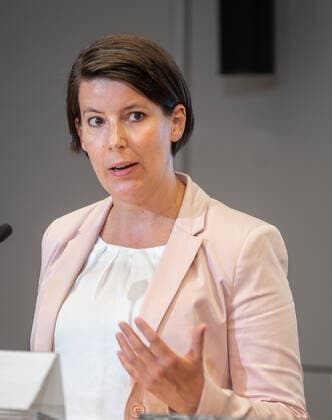 20220726 Pressekonferenz mit Gesundheitsminister und Arbeitsminister zum Thema Coronavirus WIEN, OESTERREICH - 26. JULI: Generaldirektorin für die oeffentliche Gesundheit Katharina Reich bei einer Pressekonferenz zum Thema Coronavirus. Thematiken: Risikogruppen durch Impfen und Medikamente, Entscheidung Absonderung oder Verkehrsbeschraenkung, Praesentation Variantenmanagementplan und Schutz von Risikogruppen am Arbeitsplatz - im Sozialministerium am 26. Juli 2022 in Wien, Oesterreich. 220726_SEPA_32_021 Copyright: xMartinxJuenx SEPAxMedia