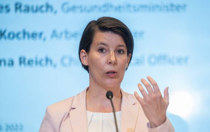 20220726 Pressekonferenz mit Gesundheitsminister und Arbeitsminister zum Thema Coronavirus WIEN, OESTERREICH - 26. JULI: Generaldirektorin für die oeffentliche Gesundheit Katharina Reich bei einer Pressekonferenz zum Thema Coronavirus. Thematiken: Risikogruppen durch Impfen und Medikamente, Entscheidung Absonderung oder Verkehrsbeschraenkung, Praesentation Variantenmanagementplan und Schutz von Risikogruppen am Arbeitsplatz - im Sozialministerium am 26. Juli 2022 in Wien, Oesterreich. 220726_SEPA_32_024 Copyright: xMartinxJuenx SEPAxMedia