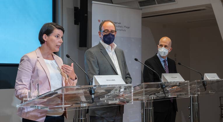 20220726 Pressekonferenz mit Gesundheitsminister und Arbeitsminister zum Thema Coronavirus WIEN, OESTERREICH - 26. JULI: Generaldirektorin für die oeffentliche Gesundheit Katharina Reich, Sozialminister Johannes Rauch (Gruene) und Minister fuer Digitalisierung und Wirtschaftsstandort Martin Kocher (parteifrei) bei einer Pressekonferenz zum Thema Coronavirus. Thematiken: Risikogruppen durch Impfen und Medikamente, Entscheidung Absonderung oder Verkehrsbeschraenkung, Praesentation Variantenmanagementplan und Schutz von Risikogruppen am Arbeitsplatz - im Sozialministerium am 26. Juli 2022 in Wien, Oesterreich. 220726_SEPA_32_027 Copyright: xMartinxJuenx SEPAxMedia