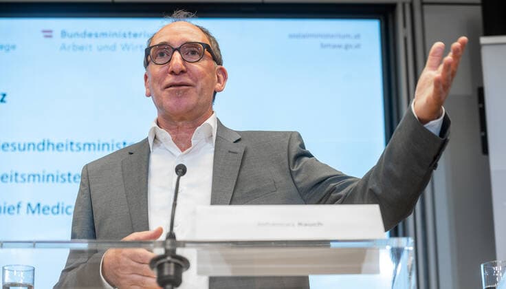 20220726 Pressekonferenz mit Gesundheitsminister und Arbeitsminister zum Thema Coronavirus WIEN, OESTERREICH - 26. JULI: Sozialminister Johannes Rauch (Gruene) bei einer Pressekonferenz zum Thema Coronavirus. Thematiken: Risikogruppen durch Impfen und Medikamente, Entscheidung Absonderung oder Verkehrsbeschraenkung, Praesentation Variantenmanagementplan und Schutz von Risikogruppen am Arbeitsplatz - im Sozialministerium am 26. Juli 2022 in Wien, Oesterreich. 220726_SEPA_32_030 Copyright: xMartinxJuenx SEPAxMedia