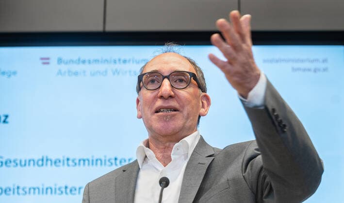 20220726 Pressekonferenz mit Gesundheitsminister und Arbeitsminister zum Thema Coronavirus WIEN, OESTERREICH - 26. JULI: Sozialminister Johannes Rauch (Gruene) bei einer Pressekonferenz zum Thema Coronavirus. Thematiken: Risikogruppen durch Impfen und Medikamente, Entscheidung Absonderung oder Verkehrsbeschraenkung, Praesentation Variantenmanagementplan und Schutz von Risikogruppen am Arbeitsplatz - im Sozialministerium am 26. Juli 2022 in Wien, Oesterreich. 220726_SEPA_32_032 Copyright: xMartinxJuenx SEPAxMedia