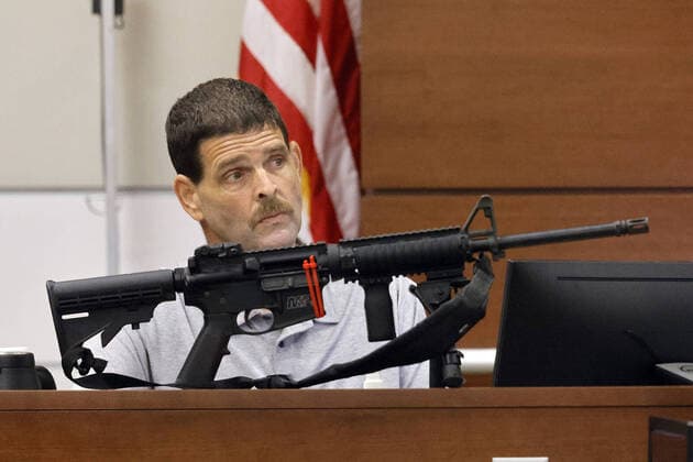 Bilder des Jahres 2022, News 07 Juli News Themen der Woche KW 30 News Bilder des Tages July 26, 2022, Fort Lauderdale, FL, USA: Michael Morrison, the former owner of Sunrise Tactical Supply, describes the gun he sold to confessed Marjory Stoneman Douglas High School shooter Nikolas Cruz. Morrison was testifying during the penalty phase of Cruz s trial at the Broward County Courthouse in Fort Lauderdale on Tuesday, July 26, 2022. Fort Lauderdale USA - ZUMAm67_ 20220726_zaf_m67_005 Copyright: xMikexStockerx
