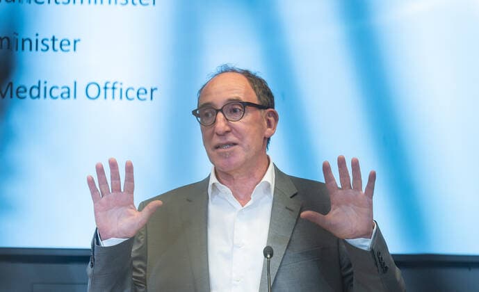 20220726 Pressekonferenz mit Gesundheitsminister und Arbeitsminister zum Thema Coronavirus WIEN, OESTERREICH - 26. JULI: Sozialminister Johannes Rauch (Gruene) bei einer Pressekonferenz zum Thema Coronavirus. Thematiken: Risikogruppen durch Impfen und Medikamente, Entscheidung Absonderung oder Verkehrsbeschraenkung, Praesentation Variantenmanagementplan und Schutz von Risikogruppen am Arbeitsplatz - im Sozialministerium am 26. Juli 2022 in Wien, Oesterreich. 220726_SEPA_32_035 Copyright: xMartinxJuenx SEPAxMedia