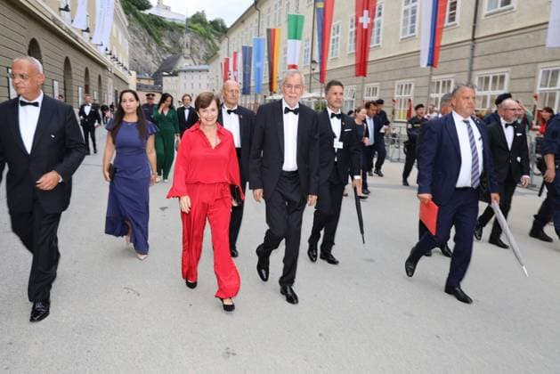 Bilder des Jahres 2022, Entertainment 07 Juli Entertainment Themen der Woche KW 30 Entertainment Bilder des Tages Premiere Herzog Blaubarts Burg Salzburger Festspiele Salzburg, 26. 07. 2022 Alexander van der BELLEN zufuß am Weg zur Felsenreitschule - von ein paar pfeifenden Demonstranten lies er sich nicht die gute Laune verdreben *** Premiere Duke Bluebeards Castle Salzburg Festival, 26 07 2022 Alexander van der BELLEN on foot on the way to the Felsenreitschule he did not let a few whistling demonstrators spoil his good mood