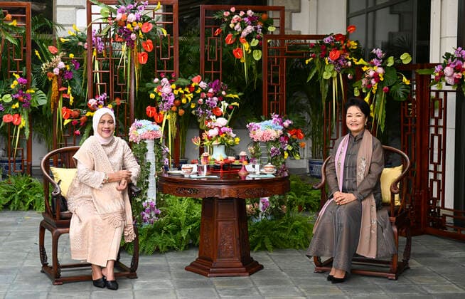 News Themen der Woche KW 30 News Bilder des Tages (220726) -- BEIJING, July 26, 2022 -- Peng Liyuan, wife of Chinese President Xi Jinping, and Indonesian First Lady Iriana Joko Widodo watch musical performances by students and teachers of the China Conservatory of Music in Beijing, capital of China, July 26, 2022. ) CHINA-BEIJING-PENG LIYUAN-INDONESIA-FIRST LADY-MEETING (CN) XiexHuanchi 