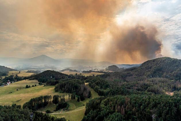 News Themen der Woche KW 30 News Bilder des Tages A large forest fire continues in the Ceske Svycarsko (Czech Switzerland) National Park, near the Jetrichovice, Czech Republic, on Tuesday, July 26, 2022. Residents of the village Vysoka Lipa near Jetrichovice must leave their homes over the huge fire. Firefighters are helping with the evacuation of about 100 people. The fire in the national park has been spreading for the third day in a row. The hit area is close to 1,000 hectares. (CTKxPhoto OndrejxHajek) CTKPhotoP2022072606465  HAJ 38