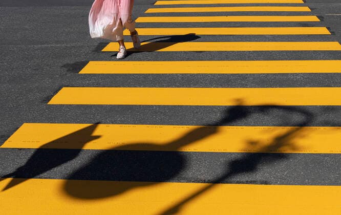 IMAGO Creative: 2022 Favoriten IMAGO Creative: Stadtlandschaften - Straßen von Berlin Personen überqueren einen gelb gestreiften Fußgängerüberweg, Berlin *** People cross a Yellow striped pedestrian crossing, Berlin 1020919208