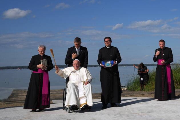 Kanada, Papst Franziskus besucht See Lac Sainte Anne July 26, 2022, Lac Ste. Anne, AB, CANADA: Pope Francis sprinkles holy water as he blesses the crowd during the annual pilgrimage event in Lac Ste. Anne, Alta. Tuesday, July 26, 2022. Lac Ste. Anne CANADA  - ZUMAc35_ 20220726_zaf_c35_047 Copyright: xNathanxDenettex