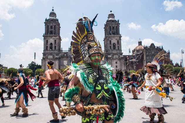 Mexiko, Feierlichkeiten zum 697. Jahrestag der Gründung von Tenochtitlan July 26, 2022, Mexico City, CDMX, Mexico: Adults, children and the elderly, dressed in colorful costumes, bells and plumes, danced in the main square of the Mexican capital to commemorate the 697th anniversary of the founding of Mexico-Tenochtitlan. The attendees also played the pre-Hispanic ball game Mexico City Mexico - ZUMAl178 20220726_znp_l178_024 Copyright: xCristianxLeyvax