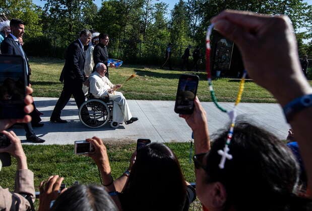 Kanada, Papst Franziskus besucht See Lac Sainte Anne July 26, 2022, Lac Ste. Anne, ON, CANADA: Pope Francis blesses people with the water from the lake at Lac Ste. Anne to participate in the pilgrimage, during his Papal visit across Canada on Tuesday July 26, 2022. Lac Ste. Anne CANADA  - ZUMAc35_ 20220726_zaf_c35_053 Copyright: xJasonxFransonx