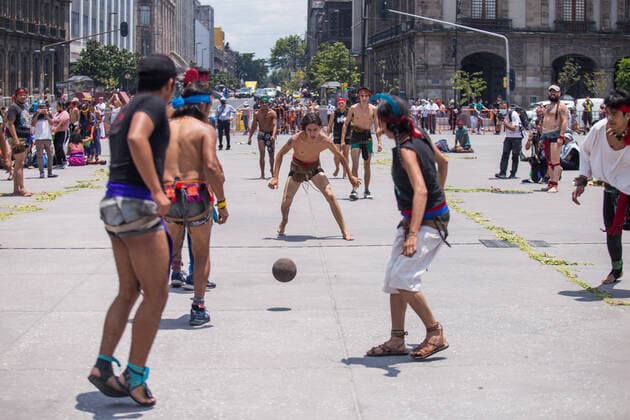 Mexiko, Feierlichkeiten zum 697. Jahrestag der Gründung von Tenochtitlan July 26, 2022, Mexico City, CDMX, Mexico: Adults, children and the elderly, dressed in colorful costumes, bells and plumes, danced in the main square of the Mexican capital to commemorate the 697th anniversary of the founding of Mexico-Tenochtitlan. The attendees also played the pre-Hispanic ball game Mexico City Mexico - ZUMAl178 20220726_znp_l178_031 Copyright: xCristianxLeyvax