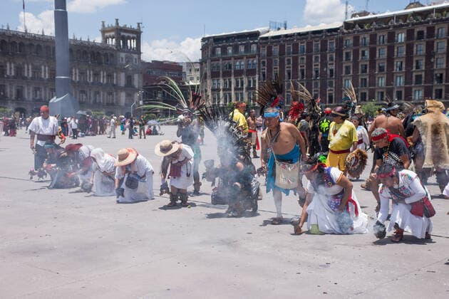 Mexiko, Feierlichkeiten zum 697. Jahrestag der Gründung von Tenochtitlan July 26, 2022, Mexico City, CDMX, Mexico: Adults, children and the elderly, dressed in colorful costumes, bells and plumes, danced in the main square of the Mexican capital to commemorate the 697th anniversary of the founding of Mexico-Tenochtitlan. The attendees also played the pre-Hispanic ball game Mexico City Mexico - ZUMAl178 20220726_znp_l178_034 Copyright: xCristianxLeyvax