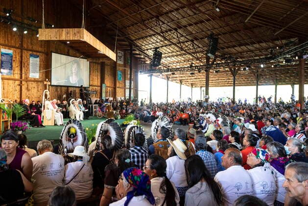 Kanada, Papst Franziskus besucht See Lac Sainte Anne July 26, 2022, Lac Ste. Anne, ON, CANADA: Pope Francis speaks to people at Lac Ste. Anne to participate in the pilgrimage, during his Papal visit across Canada on Tuesday July 26, 2022. Lac Ste. Anne CANADA  - ZUMAc35_ 20220726_zaf_c35_056 Copyright: xJasonxFransonx