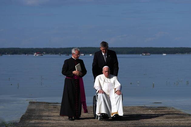 Kanada, Papst Franziskus besucht See Lac Sainte Anne July 26, 2022, Lac Ste. Anne, AB, CANADA: Pope Francis leaves the edge of the water after blessing it during the annual pilgrimage event in Lac Ste. Anne, Alta. Tuesday, July 26, 2022. Lac Ste. Anne CANADA  - ZUMAc35_ 20220726_zaf_c35_061 Copyright: xNathanxDenettex