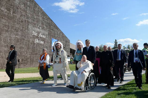 Kanada, Papst Franziskus besucht See Lac Sainte Anne Canada, Alberta,2022 07 27 Chief Tony Alexis, of the Alexis Nakota Sioux Nation, walks alongside Pope Francis as leaves the Lac Ste. Anne Pilgrimage and Liturgy of the Word at Lac Ste. Anne, northwest of Edmonton, Alberta, Canada Photograph by Vatican Mediia Catholic Press Photo . RESTRICTED TO EDITORIAL USE - NO MARKETING - NO ADVERTISING CAMPAIGNS.  Copyright: xVATICANxMEDIAx xipa-agency.netx xVaticanxMediax