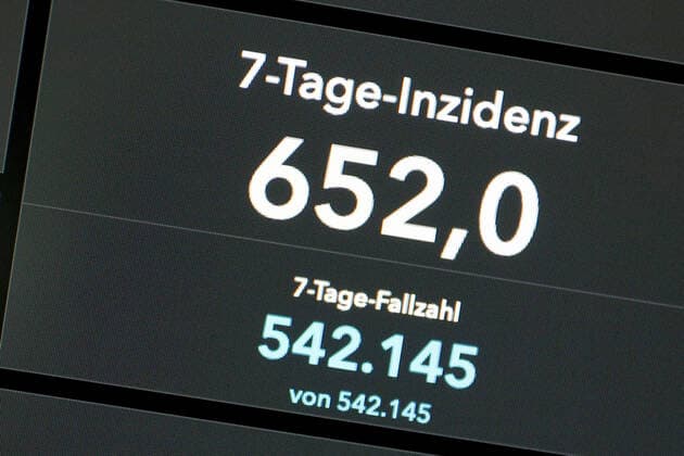 Dashboard des RKI, die 7-Tage-Inzidenz liegt nun bei 652,0 7-Tage-Inzidenz, Dashboard des RKI auf einem Monitor am 27.07.2022 in Siegen Deutschland.