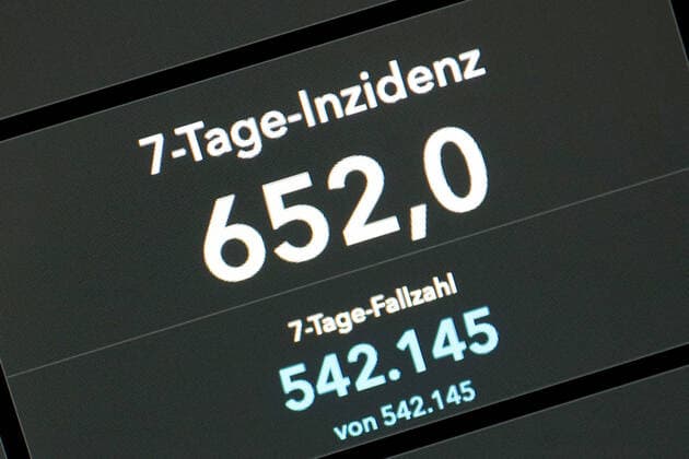Dashboard des RKI, die 7-Tage-Inzidenz liegt nun bei 652,0 7-Tage-Inzidenz, Dashboard des RKI auf einem Monitor am 27.07.2022 in Siegen Deutschland.