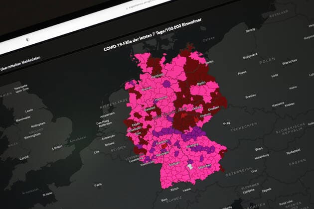 Dashboard des RKI, die 7-Tage-Inzidenz liegt nun bei 652,0 7-Tage-Inzidenz, Dashboard des RKI auf einem Monitor am 27.07.2022 in Siegen Deutschland.