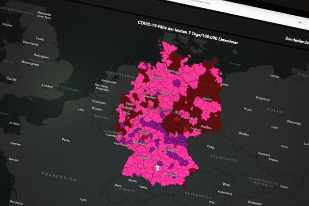 Dashboard des RKI, die 7-Tage-Inzidenz liegt nun bei 652,0 7-Tage-Inzidenz, Dashboard des RKI auf einem Monitor am 27.07.2022 in Siegen Deutschland.