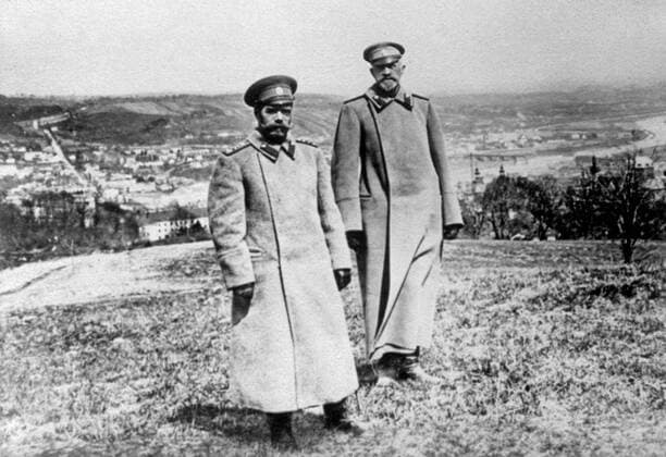 Nikolai II and Great Prince Nikolai Nikolayevich 452552 30.06.1915 Reproduction. Nikolai II and Great Prince Nikolai Nikolayevich in the town of Mogilyov in 1915. Alexander Liskin Sputnik Mogilev Belarus  Copyright: xAlexanderxLiskinx