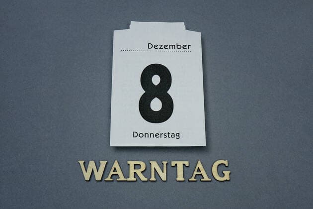 Warntag Warntag, 26.07.2022, Borkwalde, Brandenburg, Unter einem Kalenderblatt steht der Schriftzug Warntag. *** Warning day Warning day, 26 07 2022, Borkwalde, Brandenburg, Under a calendar sheet is the writing Warning day