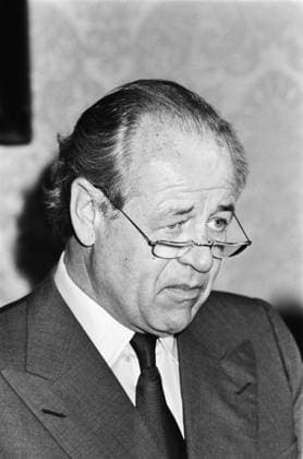 Anefo photo collection. Prince Claus presents Dr. P. H. Heoneken prize to Prof. Weissmann; A. H. Heineken, heads. 24 May 1982 Copyright: xpiemagsx pienatarchpart417102021-43880 !ACHTUNG AUFNAHMEDATUM GESCHÄTZT!