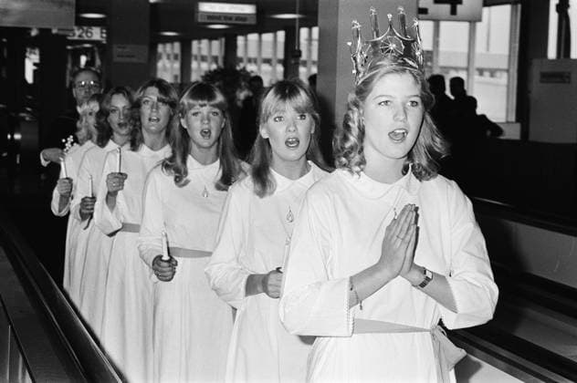 Anefo photo collection. Swedish Lucia arrives at Schiphol. Sint Lucia, adorned with a crown and its effect on the treadmill. December 13, 1982. Noord-Holland, Schiphol Copyright: xpiemagsx pienatarchpart417102021-46377 !ACHTUNG AUFNAHMEDATUM GESCHÄTZT!