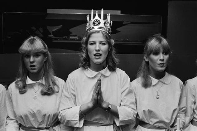Anefo photo collection. Swedish Lucia arrives at Schiphol. Sint-Lucia, adorned with a crown and members of her consequence. December 13, 1982. Noord-Holland, Schiphol Copyright: xpiemagsx pienatarchpart417102021-46378 !ACHTUNG AUFNAHMEDATUM GESCHÄTZT!