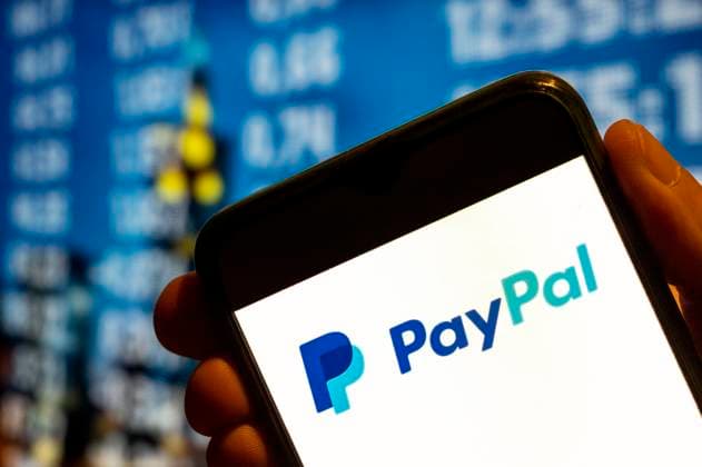 July 25, 2022, China: In this photo illustration, the American online payment platform Paypal logo is displayed on a smartphone screen. China - ZUMAs197 20220725_zaa_s197_348 Copyright: xBudrulxChukrutx