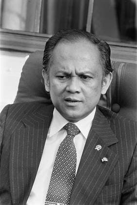 Anefo photo collection. Prime Minister Lubbers receives the Indonesian Minister of Technology Habibie at the Catshuis. Minister Bacharuddin Jusuf Habibie. June 6, 1983. The Hague, South Holland Copyright: xpiemagsx pienatarchpart417102021-48109 !ACHTUNG AUFNAHMEDATUM GESCHÄTZT!