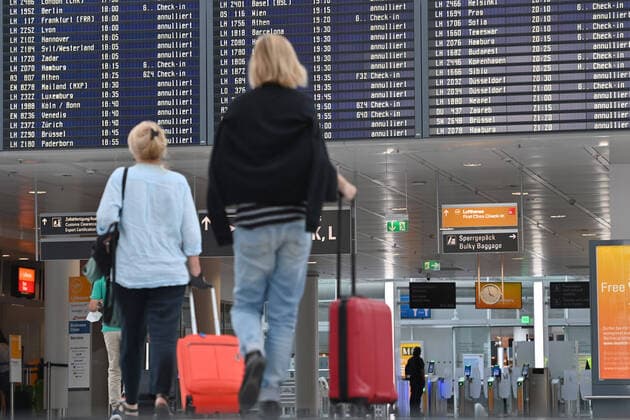 News Themen der Woche KW 30 News Bilder des Tages Warnstreiks haben begonnen Lufthansa streicht mehr als 1000 Fluege Stand: 27.07.2022 08:30 Uhr Der von der Gewerkschaft ver.di angekuendigte Warnstreik des Bodenpersonals der Lufthansa hat begonnen. Die Airline streicht nahezu das komplette Flugprogramm in Frankfurt und Muenchen. Die Auswirkungen koennten bis Freitag andauern. Lufhansa Fluege am Terminal 2 am Flughafen Franz-Josef Strauss. *** Warning strikes have begun Lufthansa cancels more than 1,000 flights As of 27 07 2022 08 30 The warning strike of Lufthansa ground staff announced by the trade union ver di has begun The airline cancels almost the entire flight program in Frankfurt and Munich The effects could last until Friday Lufhansa flights at Terminal 2 at Franz Josef Strauss Ai