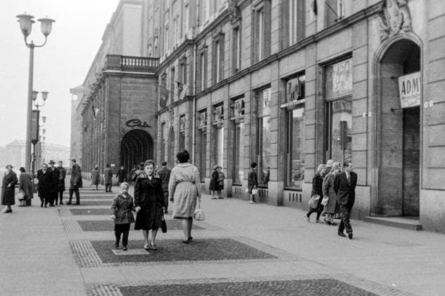 Wilsdruffer Straße Dresden 1963 Historisches Bild und Foto: Gebäudekomplex Wilsdruffer Straße 15 19 Dresden, 1953 bis 1956 nach Entwürfen der Architekten Herbert Schneider, Kurt Röthig, Hans Konrad und Kollektiv errichtet. Arkadendurchgang zur Weißen Gasse. Historical Image and Photography: Building complex Wilsdruffer Straße 15-19 Dresden