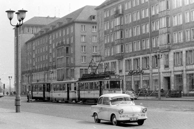 Wilsdruffer Straße Straßenbahn Dresden 1963 Historisches Bild und Foto: Gebäudekomplex Wilsdruffer Straße 15 19 Dresden mit Straßenbahn, 1953 bis 1956 nach Entwürfen der Architekten Herbert Schneider, Kurt Röthig, Hans Konrad und Kollektiv errichtet. Arkadendurchgang zur Weißen Gasse. Historical Image and Photography: Building complex Wilsdruffer Straße 15-19 Dresden
