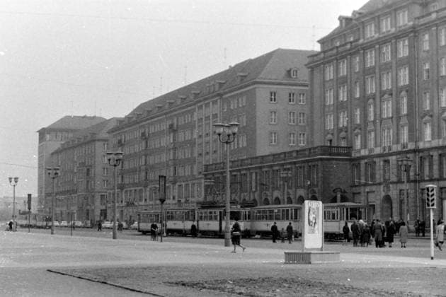 Wilsdruffer Straße Straßenbahn Dresden 1963 Historisches Bild und Foto: Gebäudekomplex Wilsdruffer Straße 15 19 Dresden mit Straßenbahn, 1953 bis 1956 nach Entwürfen der Architekten Herbert Schneider, Kurt Röthig, Hans Konrad und Kollektiv errichtet. Arkadendurchgang zur Weißen Gasse. Historical Image and Photography: Building complex Wilsdruffer Straße 15-19 Dresden