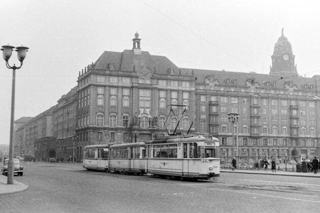 Haus Altmarkt Kreuzkirche Dresden 1963 Historisches Bild und Foto: Blick auf das Haus Altmarkt und Kreuzkirche Dresden Wilsdruffer Straße 19 21 an der Nord-Ost-Ecke des Altmarktes in Dresden. Straßenbahn Historical Image and Photography: View of the house Altmarkt and Kreuzkirche Dresden. Tram