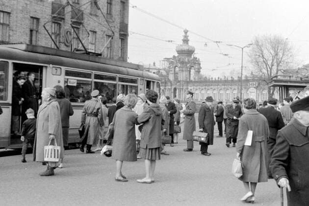 Kronentor Zwinger Dresden Straßenbahnhaltestelle 1963 Historisches Bild und Foto: Zwinger in Dresden, Dresdner Zwinger, Gebäudekomplex mit Gartenanlagen, Barock. Zu sehen ist das Kronentor mit den zu beiden Seiten anschließenden Langgalerien. Das Kronentor ist ein Portalpavillon. Zwingerteich Historical Image and Photography: Kronentor Zwinger Dresden. The Zwinger is a palace in the German city of Dresden, built in Baroque style