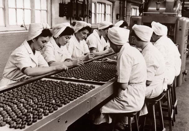 Decorating chocolates by hand, Rowntree factory, York, Yorkshire, 1956. Artist: Unknown Copyright: x xUniversityxofxYork HeritagexImagesx ,1196731  Copyright: xUniversityxofxYork HeritagexImages