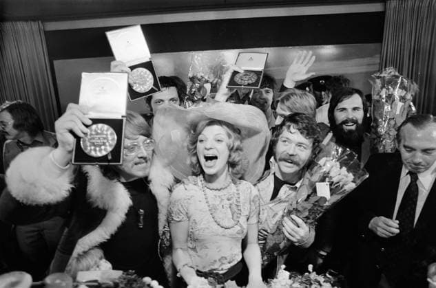 Anefo photo collection. Teach-in (Eurovision Song Contest winner) back at Schiphol; Teach-in after arrival. March 23, 1975. Noord-Holland, Schiphol Copyright: xpiemagsx pienatarchpart417102021-8458 !ACHTUNG AUFNAHMEDATUM GESCHÄTZT!