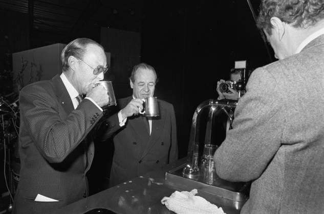 Anefo photo collection. Prince Bernhard opens new hein settlement in Zoeterwoude; Prince Bernhard and F. Heineken drink first lager from the factory. April 18, 1975 Copyright: xpiemagsx pienatarchpart417102021-8984 !ACHTUNG AUFNAHMEDATUM GESCHÄTZT!