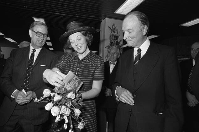 Anefo photo collection. Opening of Willemshof by Princess Beatrix; The VNG is housed in Willemshof. Princess Beatrix receives flowers. May 2, 1975. The Hague, South Holland Copyright: xpiemagsx pienatarchpart417102021-9255 !ACHTUNG AUFNAHMEDATUM GESCHÄTZT!