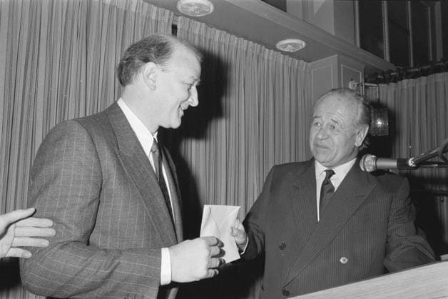 Anefo photo collection. Price Amsterdam Art Foundation awarded to Show Verhoef by A. H. Heineken (R). September 29, 1988 Copyright: xpiemagsx pienatarchpart517102021-10086 !ACHTUNG AUFNAHMEDATUM GESCHÄTZT!