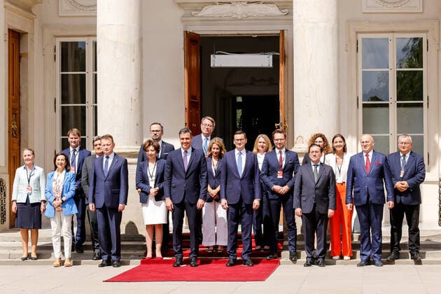 News Themen der Woche KW 30 News Bilder des Tages July 27, 2022, Warsaw, mazowieckie, Poland: The prime minister of Poland, Mateusz Morawiecki and Spanish PM, Pedro Sanchez pose for a family photo at Royal Baths Park, Palace on the Isle during bilateral government consultation between the two countries. Warsaw Poland - ZUMAs197 20220727_zaa_s197_041 Copyright: xDominikaxZarzyckax