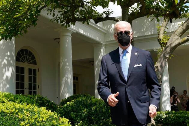 News Themen der Woche KW 30 News Bilder des Tages United States President Joe Biden gives a thumbs up as he arrives to deliver remarks after his recovery from Covid-19 in the Rose Garden at the White House in Washington, DC on Wednesday, July 27, 2022. Copyright: xPoolxviaxCNPx MediaPunchx