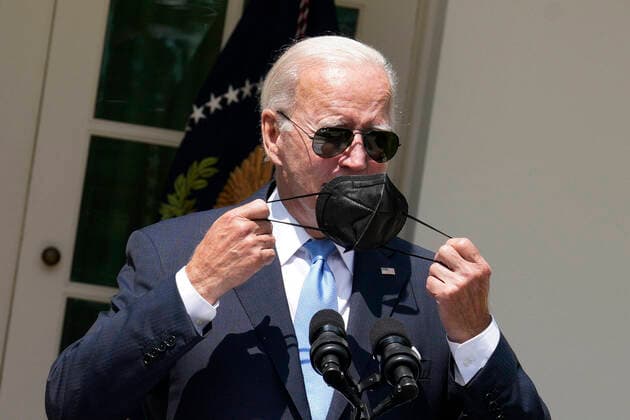 July 27, 2022, Washington, District of Columbia, USA: United States President Joe Biden removes a protective face mask as he arrives to deliver remarks after his recovery from Covid-19 in the Rose Garden at the White House in Washington, DC on Wednesday, July 27, 2022 Washington USA - ZUMAs152 20220727_zaa_s152_019 Copyright: xYurixGripasx-xPoolxviaxCNPx