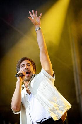 Der Singer-Songwriter Max Giesinger tritt am Dienstag (26.07.22) im Schloss Eyrichshof in Ebern (Landkreis Haßberge) vor rund 3000 Besuchern auf. Copyright: HMBxMedia PattyxVarasano