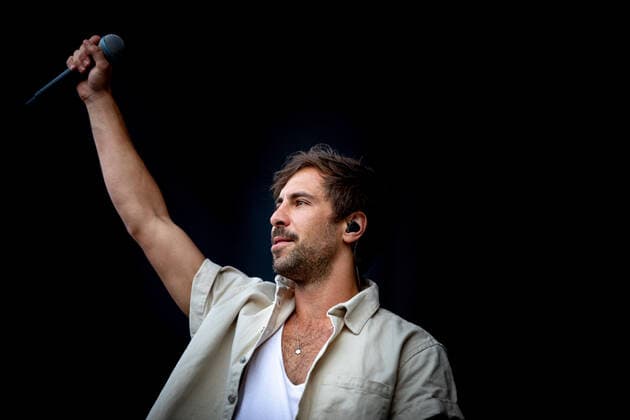 Der Singer-Songwriter Max Giesinger tritt am Dienstag (26.07.22) im Schloss Eyrichshof in Ebern (Landkreis Haßberge) vor rund 3000 Besuchern auf. Copyright: HMBxMedia PattyxVarasano
